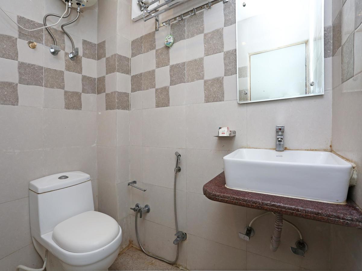 Oyo 9233 Hotel Cottage Lord Krishna New Delhi Exteriör bild